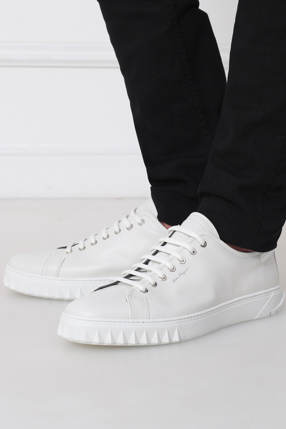 תמונת כל הלוק של Sneaker Shoe in White